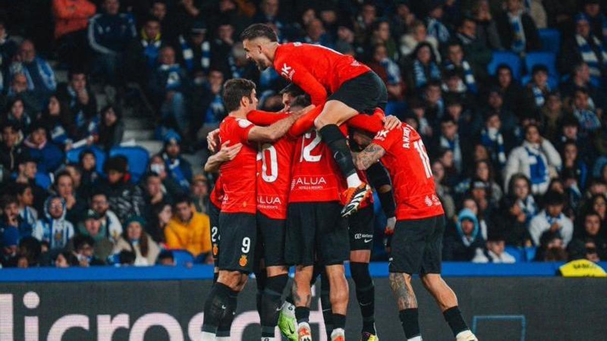 Los jugadores del Mallorca celebran el gol de Gio ante la Real Sociedad.