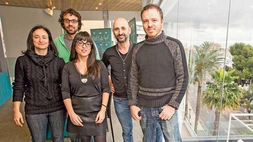 Los organizadores de la liza sobre las tablas.