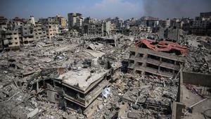 Archivo - Edificios destruidos en los alrededores del Hospital Al Shifa, situado en la ciudad de Gaza y el más grande de la Franja, tras semanas de ofensiva por parte del Ejército de Israel (archivo)
