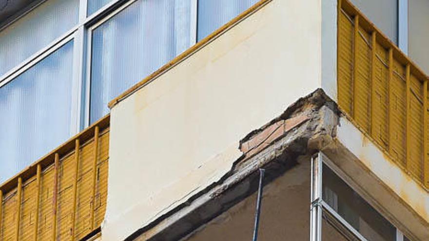 Caída de cascotes desde un edificio de la calle Málaga