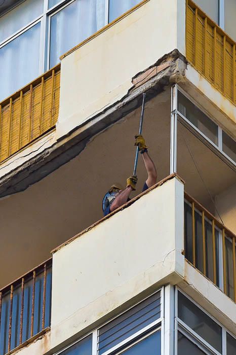 Caida de cascotes desde un edificio de la calle ...