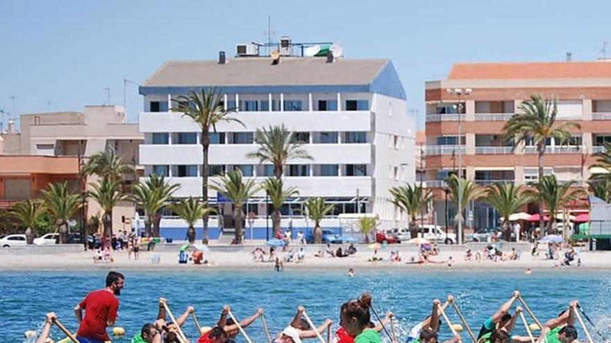 Imagen de competición Dragon Boat en el Mar Menor.