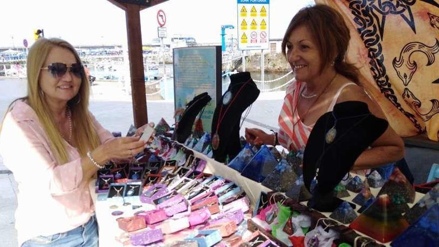 Artesanía hecha por mujeres y talleres en las calles de Candás