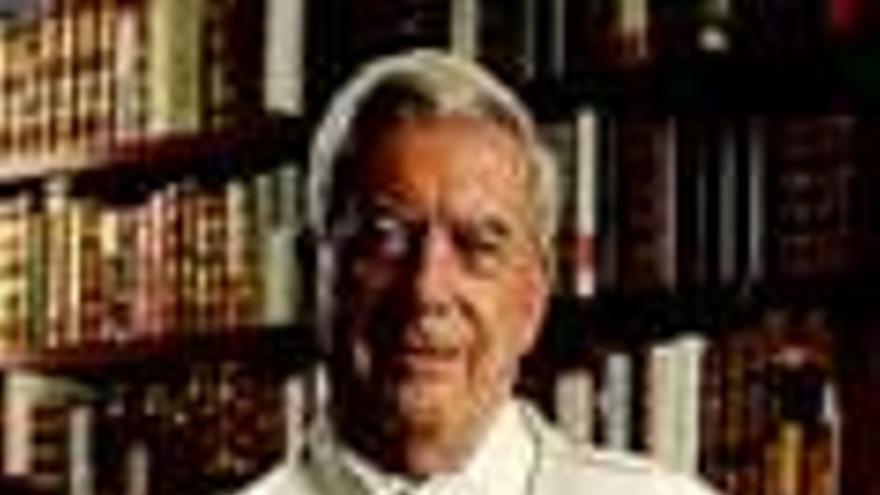 Mario Vargas Llosa: EL ESCRITOR SE VISTE DE PAPEL PARA UN ANUNCIO