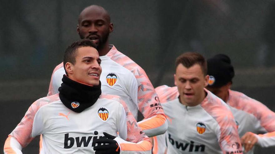 Rodrigo y Cheryshev, en el último entrenamiento del Valencia CF.