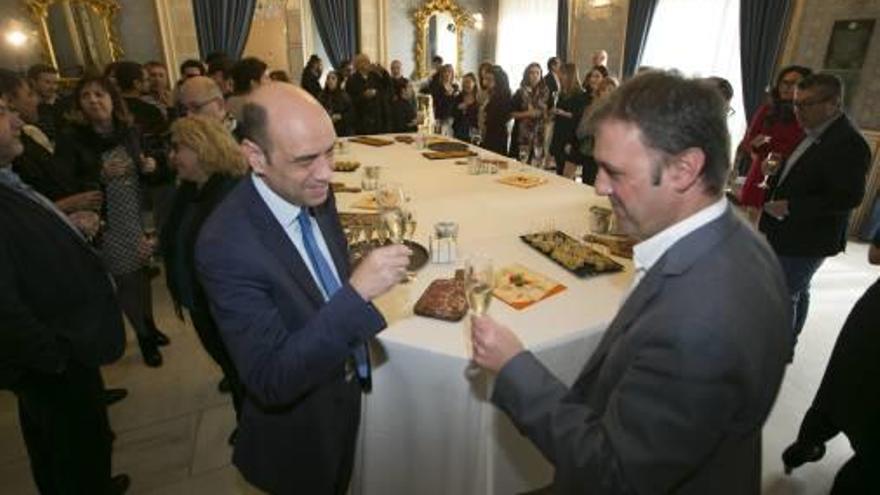 Echávarri y Bellido en el brindis navideño del Ayuntamiento.