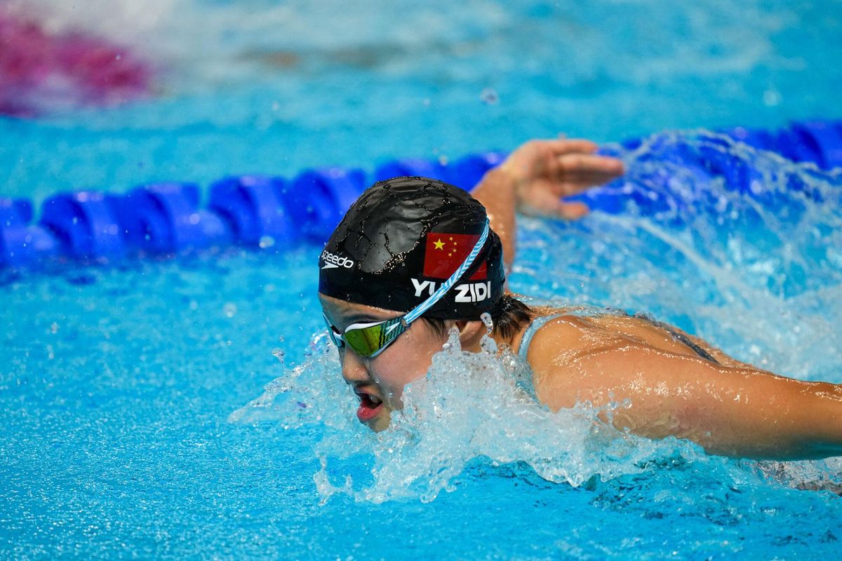 Zidi Yu acaricia la medalla en el comiat del Mundial Zidi Yu acaricia la medalla en el comiat del Mundial