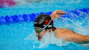 Zidi Yu acaricia la medalla  en el comiat del Mundial