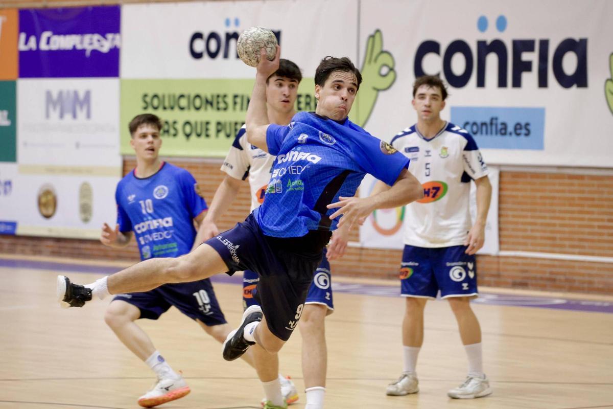 Pablo Granda lanza a portería en el partido contra el Granollers B.