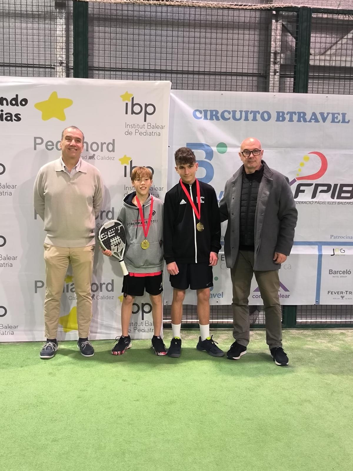 Lucas Ramón posa junto a su compañero con la medalla de oro