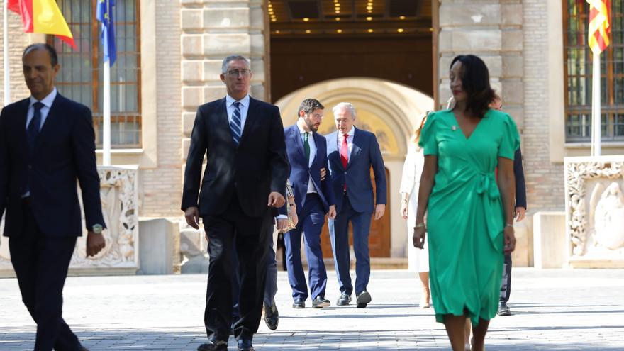 Azcón mantiene a los polémicos directores y Abascal le felicita