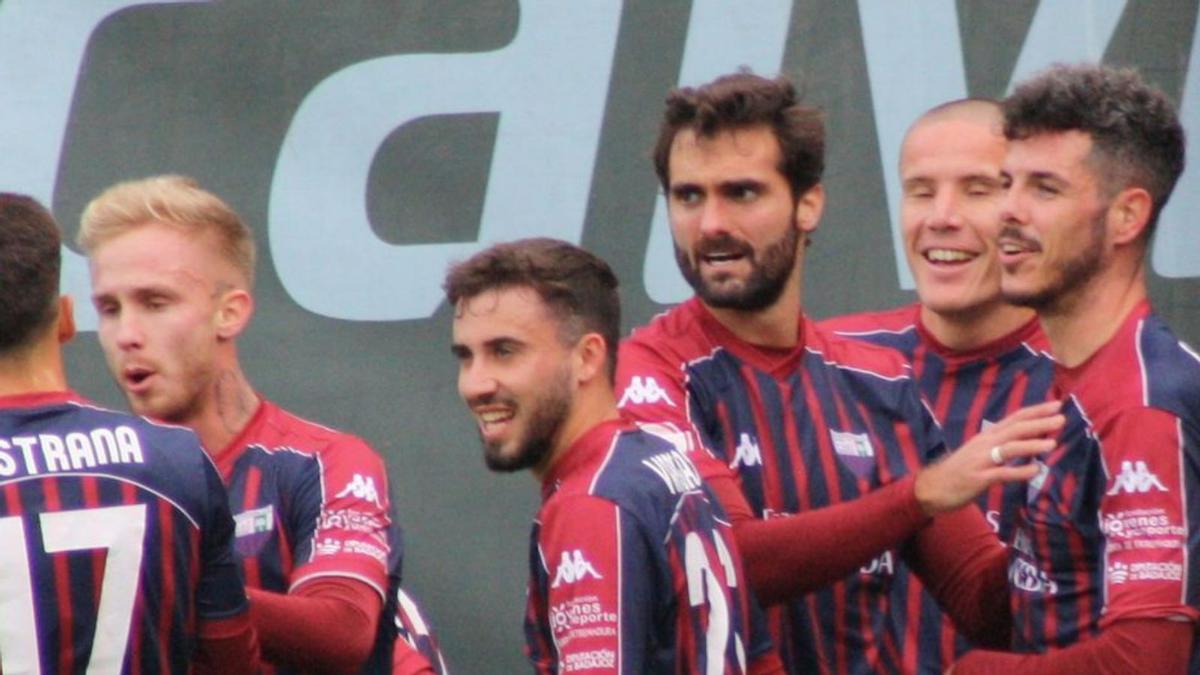 Jugadores del Extremadura celebran un gol. / EUD