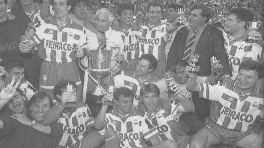 Los deportivistas posan tras ganar la Copa de 1995 al Valencia.