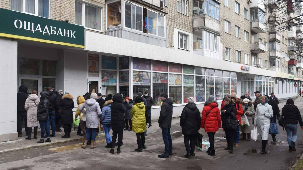 Cola de gente para retirar efectivo de un cajero de un banco en la ciudad ucraniana de Lviv