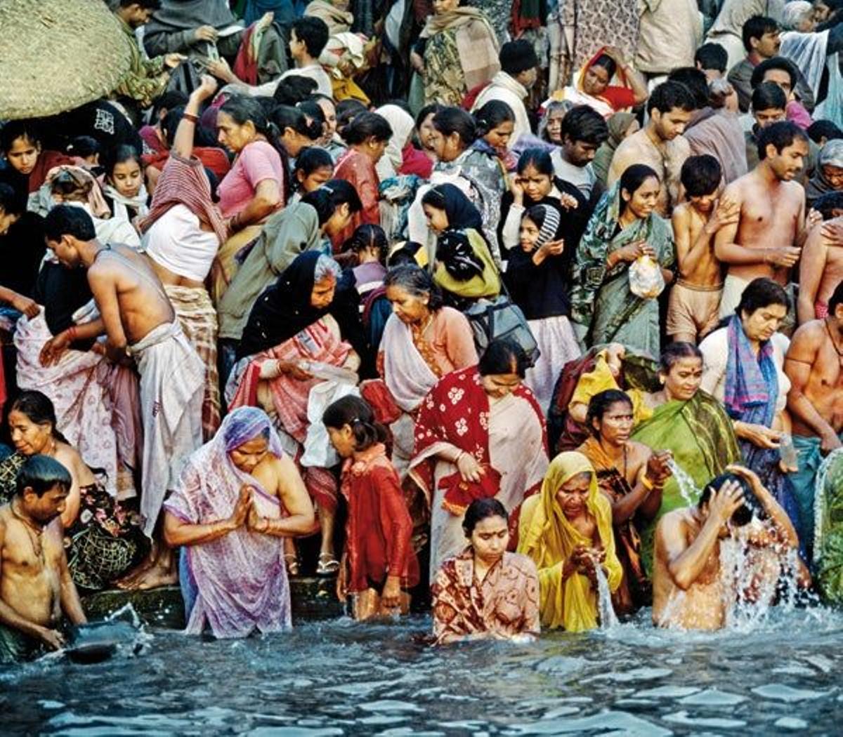 Los peregrinos se sumergen en las aguas sagradas del río Ganges para purificar su cuerpo y su alma.