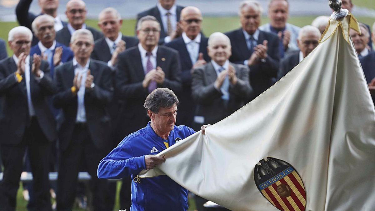 Mario Alberto Kempes, con la réplica de la bandera fundacional, en el partido de Leyendas. | F.CALABUIG