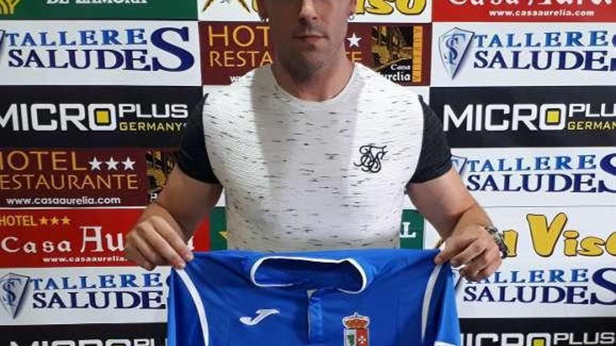 Ángel Lázaro posa con la camiseta del Villaralbo.