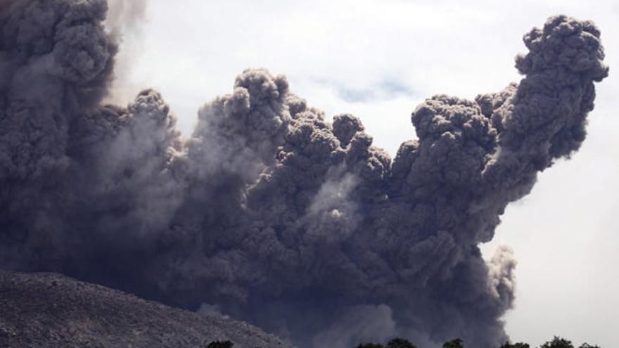 Miles de evacuados en Indonesia por un volcán