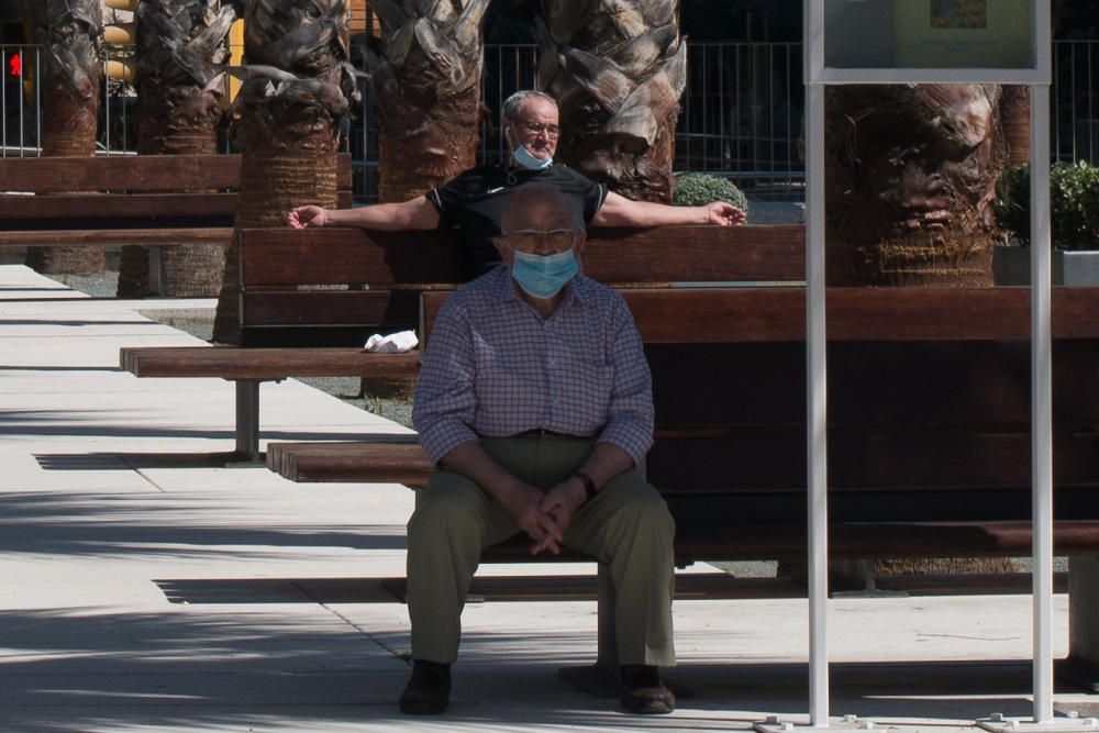 Otra jornada calurosa, prácticamente veraniega, en Málaga capital, donde chiringuitos y terrazas van recobrando su actividad paulatinamente a la espera de que la ciudad entre por fin en la fase 2 de la desescalada hacia la nueva normalidad.