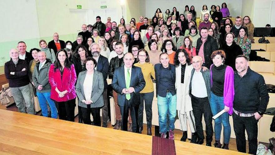 La directora del Área de Relaciones
con Entidades Sociales de la Fundación ”la Caixa”,
Joana Prats; el director general de Inclusión Social de la Xunta de Galicia,
Antonio Parrado; la directora comercial de Red Galicia de CaixaBank, Marta Albela;
con representantes de las 69 entidades beneficiarias.   | // LOC