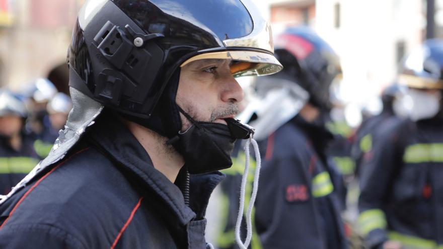 Concentración de bomberos en la plaza Mayor