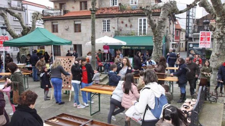 Una vista de la Praza de Arriba durante la celebración de la jornada de los juegos tradicionales.  //  Muñiz