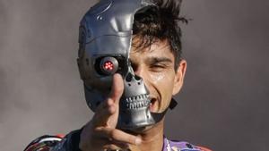 Jorge Martín, amb una màscara, celebra el títol de MotoGP, ahir.  | ALBERTO ESTÉVEZ / EFE