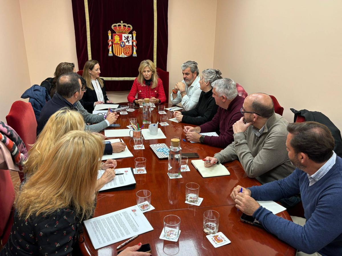 La subdelegada del Gobierno en Huelva, María José Rico, ha mantenido un encuentro con representantes de la Asociación Pueblo Andaluz, la Asociación de Propietarios de la Playa de Matalascañas y distintos concejales del Ayuntamiento de Almonte para informarles de primera mano sobre las actuaciones que está llevando a cabo el Gobierno de España en el litoral.