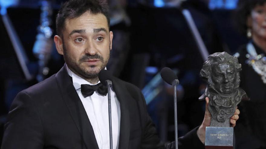 El director J.A. Bayona recibe el premio a la mejor dirección