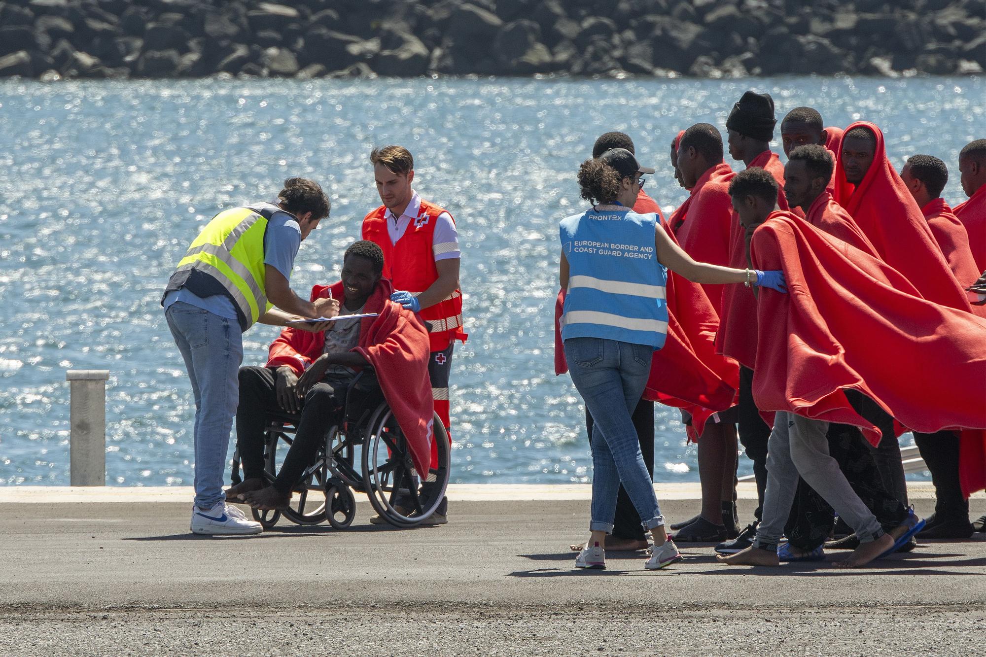 Trasladan a Lanzarote a 165 migrantes de tres pateras