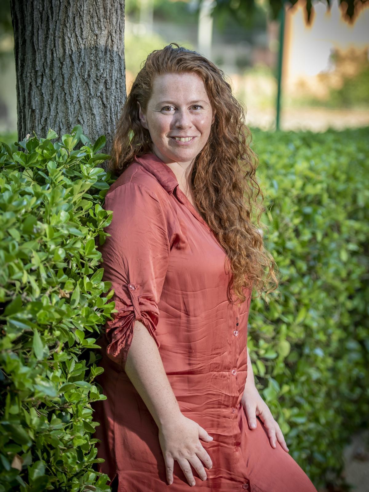 Gemma Ventura Farré, fotografiada en els jardins de la Societat d'Agullana.