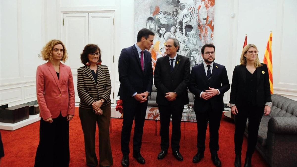 Los presidentes Pedro Sánchez y Quim Torra en Pedralbes, el psado diciembre, junto a sus colaboradores