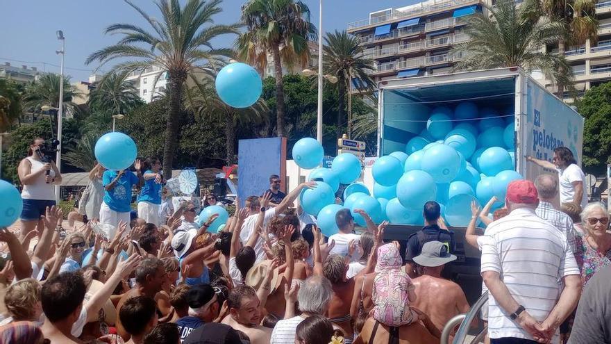 Cullera revive el mítico "pelotazo" playero con el reparto de 2.000 balones entre bañistas