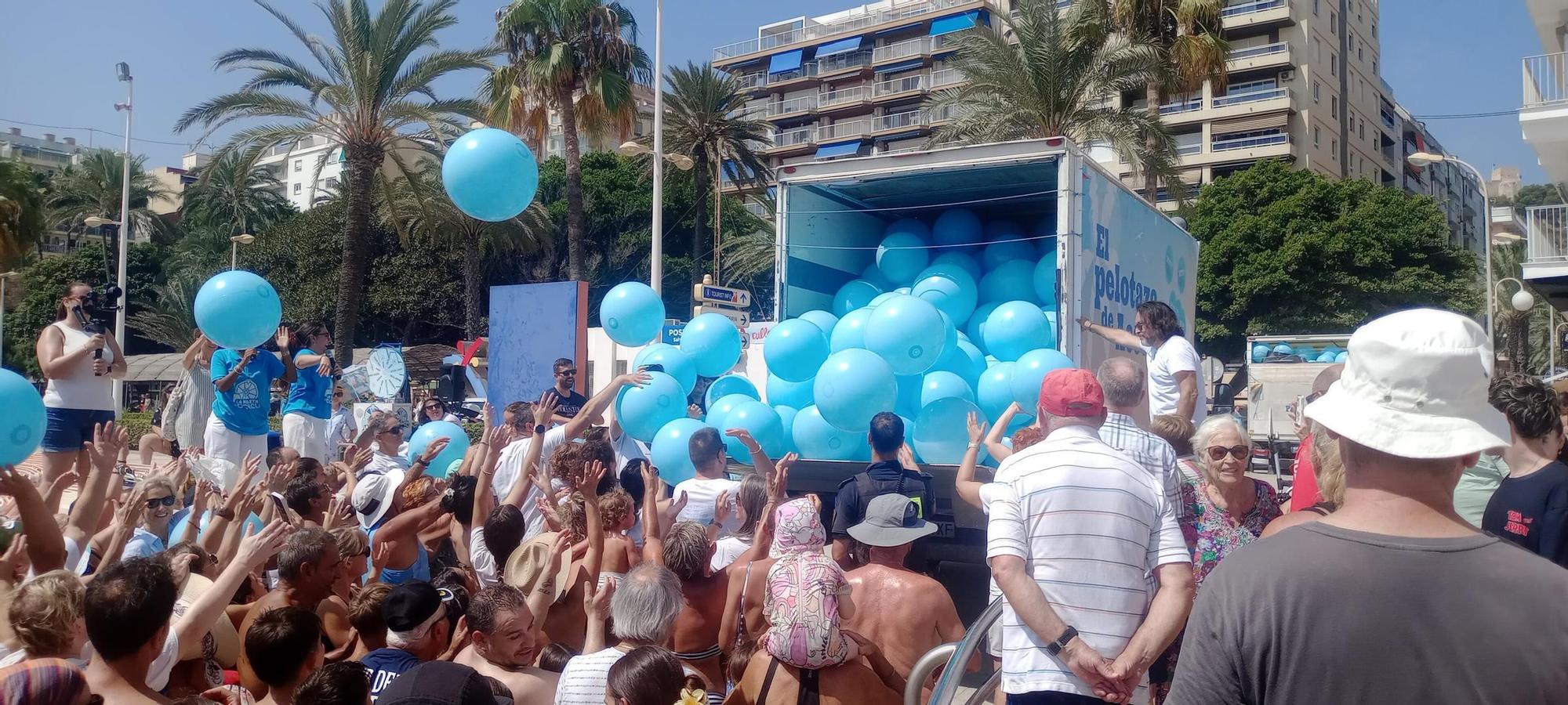 Numerosos vecinos y veraneantes acudieron este domingo a recoger su balón playero en Cullera.