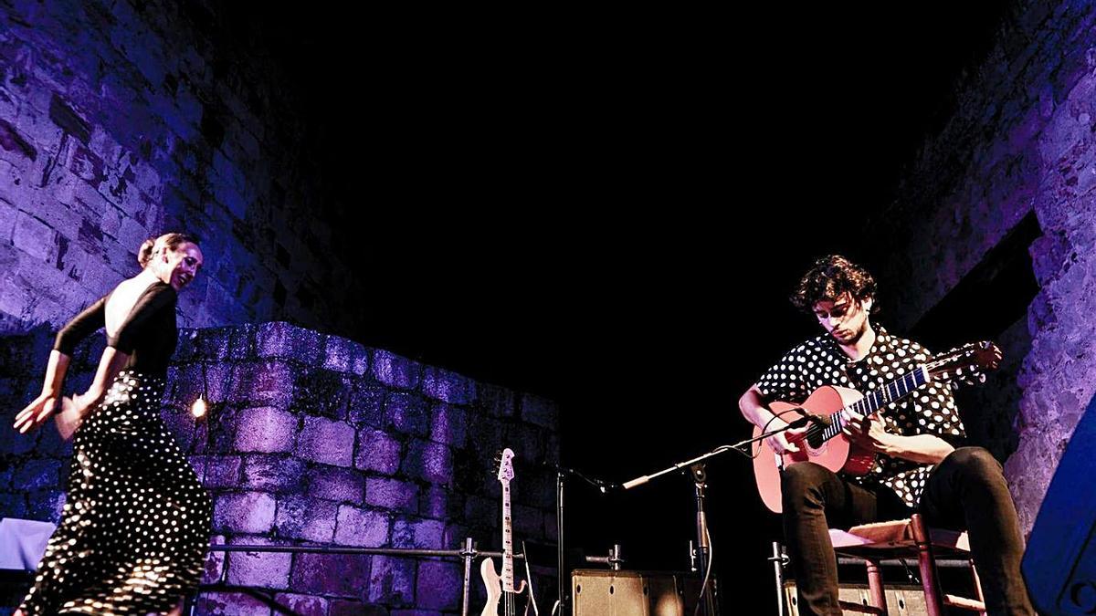 La artista Eva Peña baila al ritmo de la guitarra de Sergio Portales.