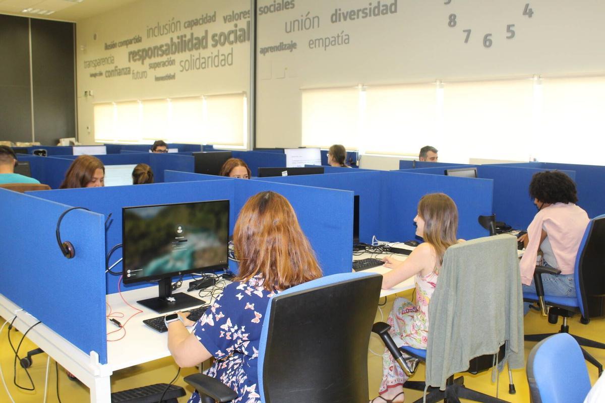 Agentes de Ilunion Contact Center atienden a los clientes desde la sede de Badajoz.