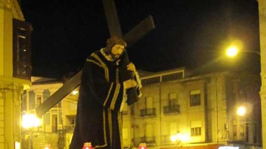 Procesión del Santo Entierro en Infiesto. En el recuadro, Moncho Alonso.