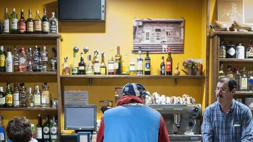 Un adulto y un niño en un bar. // Brais Lorenzo