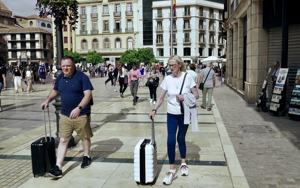 Visitantes con sus maletas en el Centro de Málaga capital.