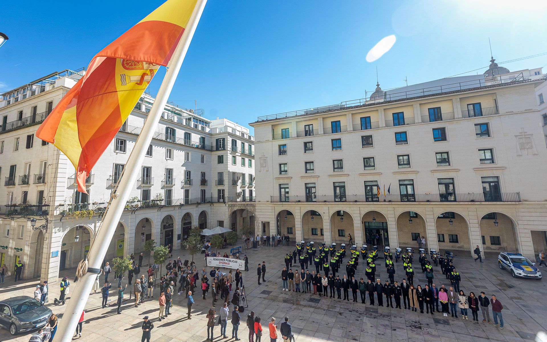 Minuto de silencio en ALicante por el asesinato de dos Guardia Civiles en Barbate