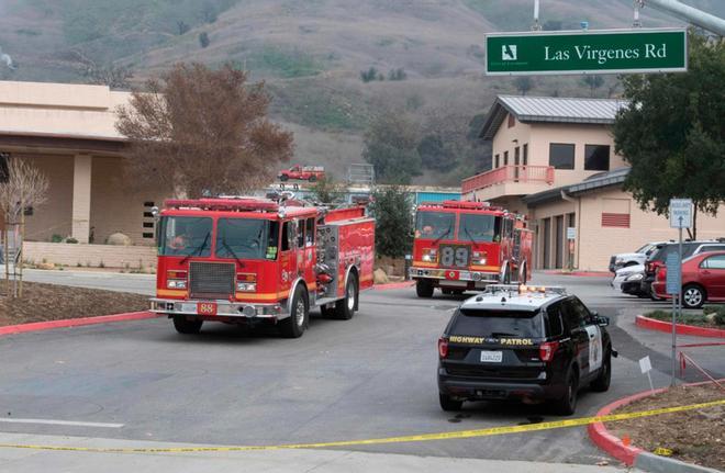 Bomberos del condado de LA cerca del lugar donde se accidentó el helicóptero en el que falleció el exbaloncetista Kobe Bryant, su hija de 13 años y 7 personas más, incluyendo el piloto, en cerros de Calabasas, California (Estados Unidos).