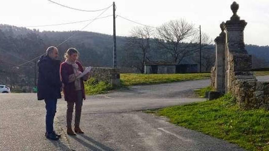 Piñeiro y Cela en el vial de Chan de Amil que se mejorará. // FdV