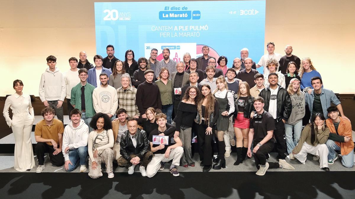 Algunos de los artistas y equipo del 'Disc de la Marató' de 2024.