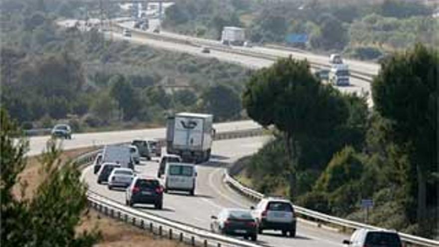 Tráfico fluido en las carreteras en el inicio de la operación salida