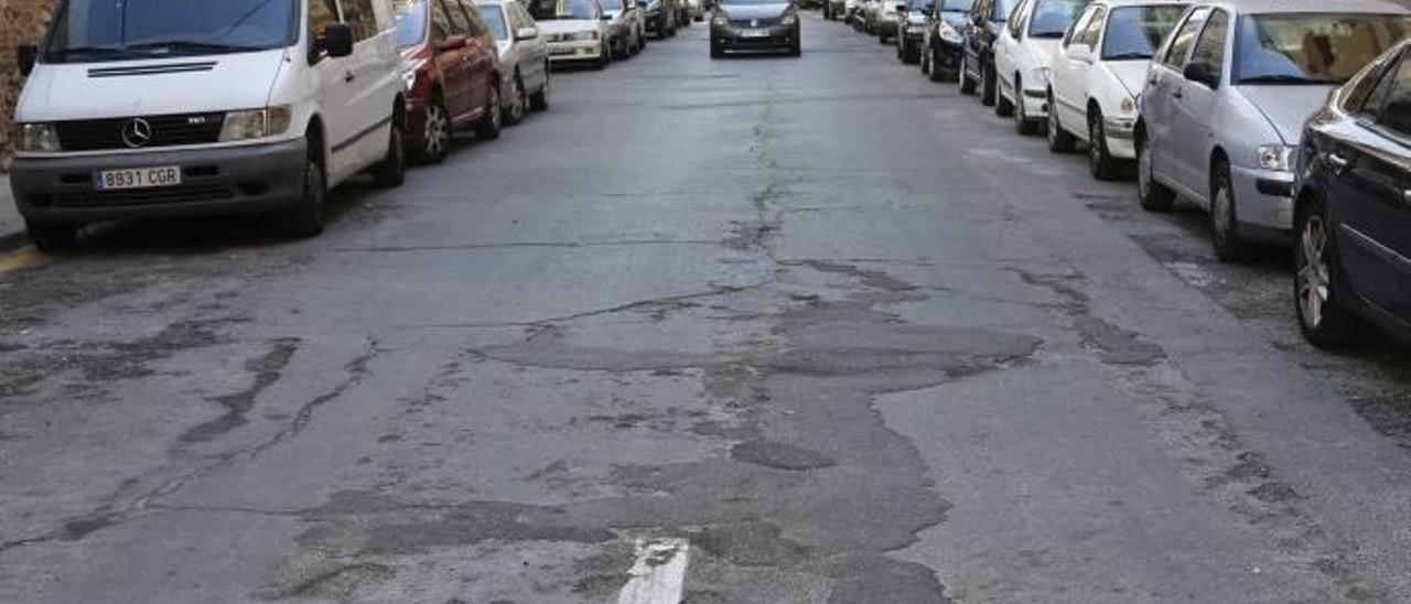 estado de la calle solicitada por los vecinos que no se ha adecentado La junta del distrito oeste acordó solicitar el asfaltado de Pintor López desde la avenida Cardenal Costa hasta Quevedo. El ayuntamiento ha pavimentado otro trazado. En la imagen estado del primer vial. f ángel sánchez