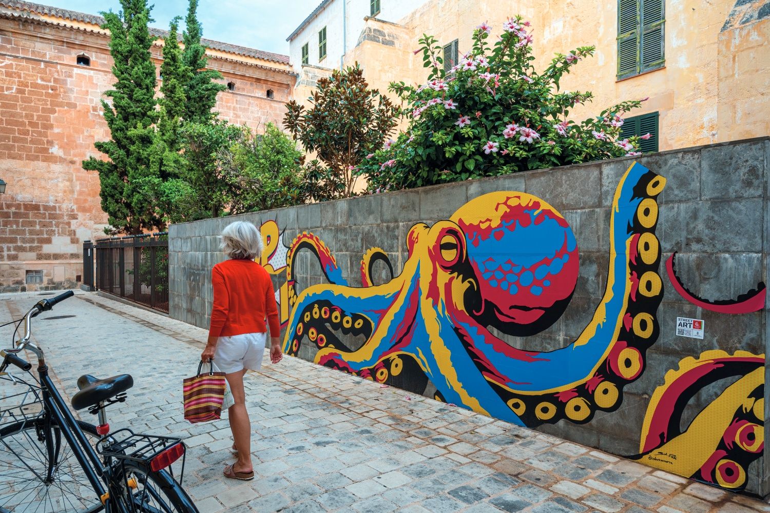 Grafiti en las calles del centro histórico de Ciutadella.