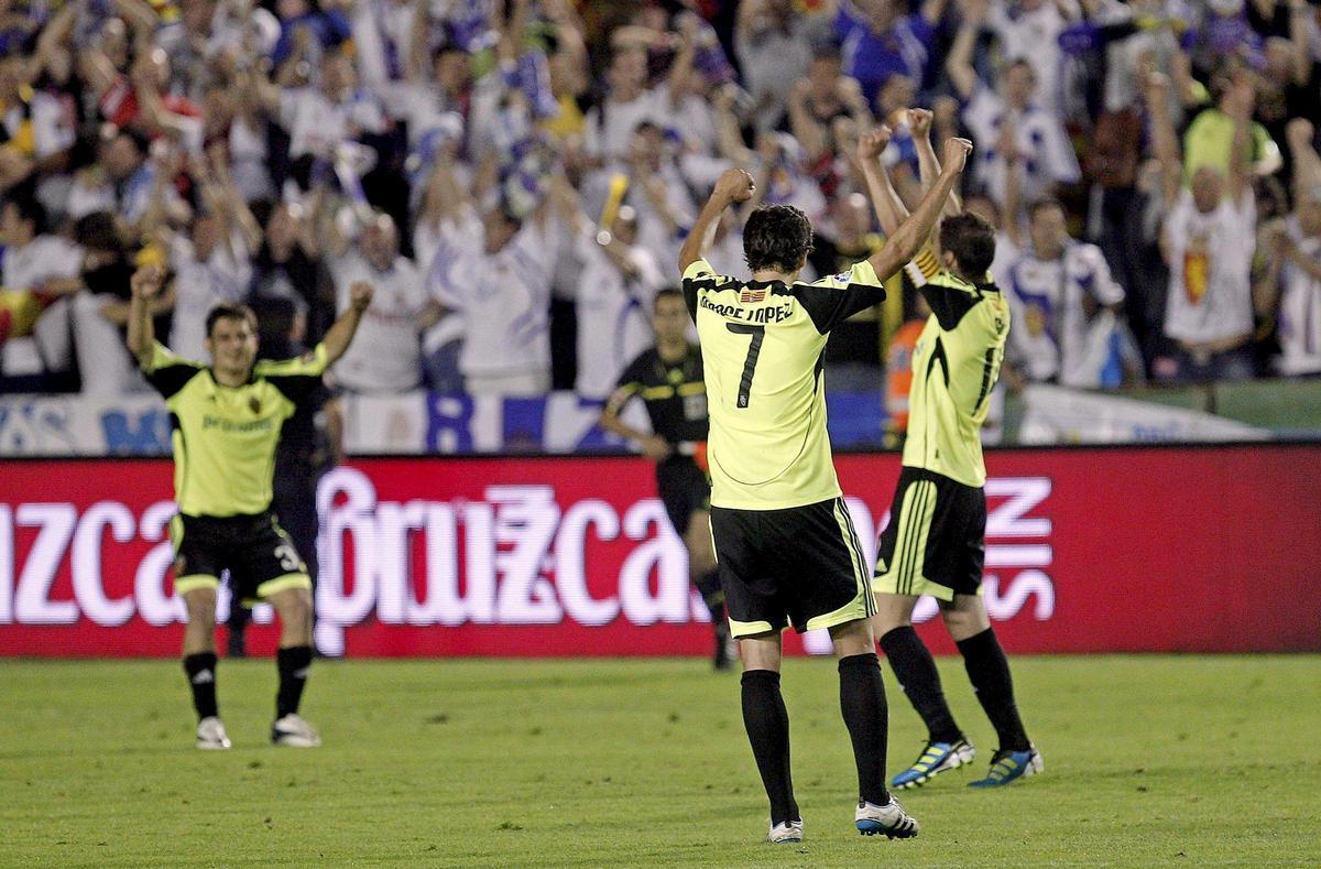 Los jugadores del Zaragoza celebran la permanencia en 2011 tras ganar al Levante.