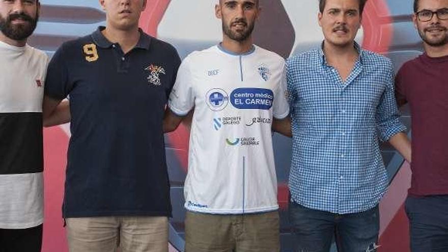 Cuerpo técnico del Ourense CF, con el jugador Rober. // Brais Lorenzo