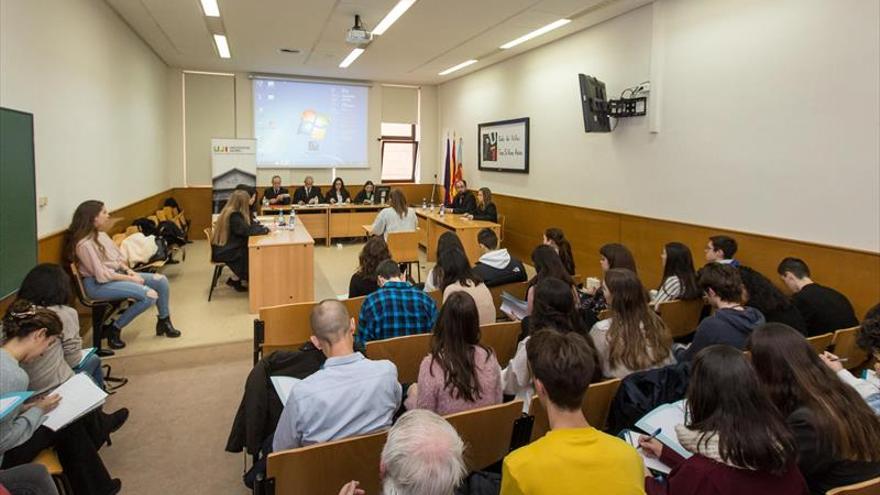 Els escolars es ‘visten’ amb togues en l’olimpíada de dret