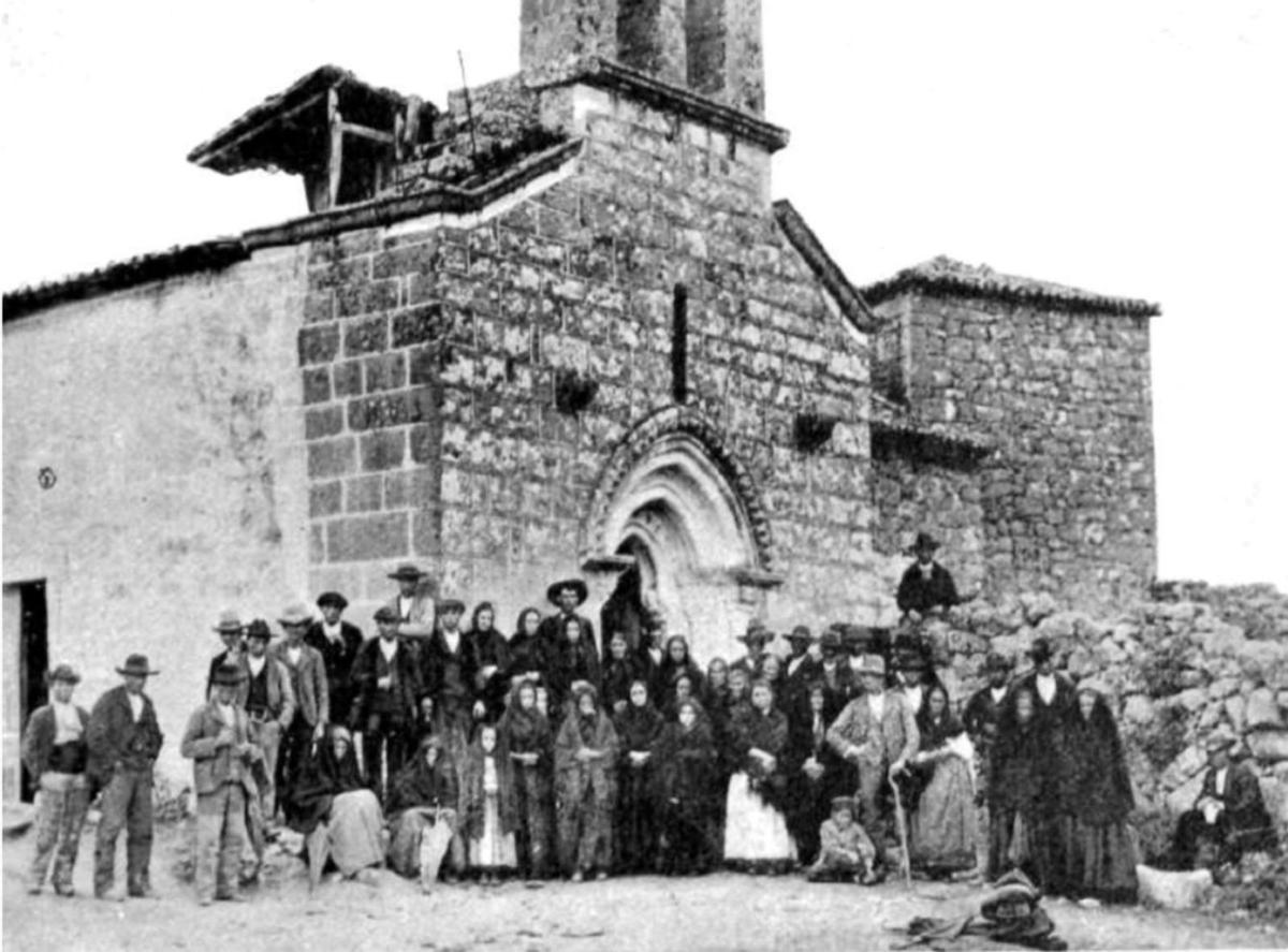 Familiares de las víctimas, ante la iglesia de San Salvador de Piñeiro,  en Allariz, en 1902.